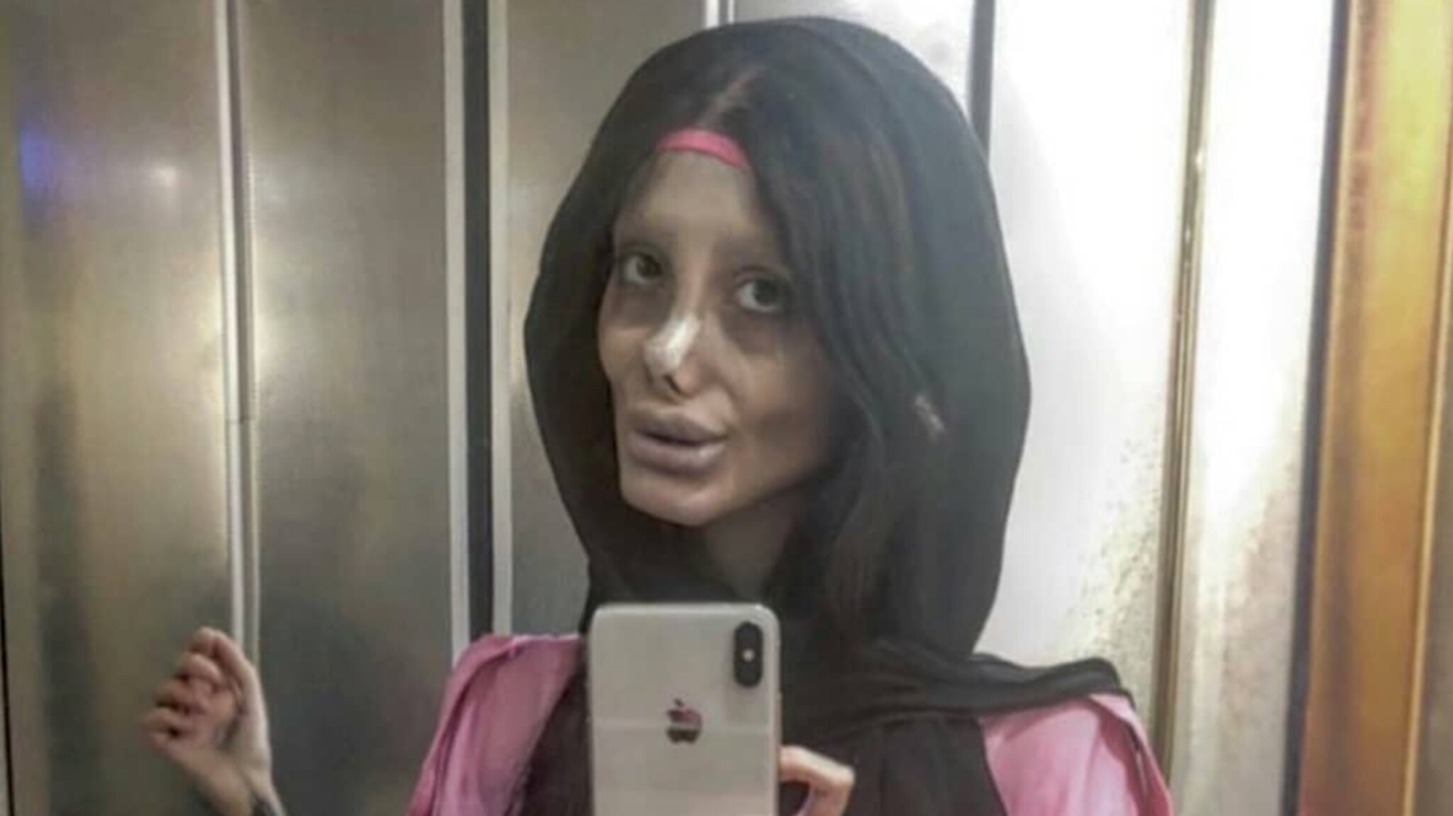 Faqat Anjelina Joli yalangoch Faqat Anjelina Joli yalangoch